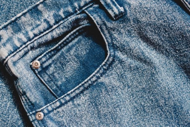 POUR VOUS / Ça m&rsquo;intéresse : À quoi sert le petit bouton en métal sur les jeans ?